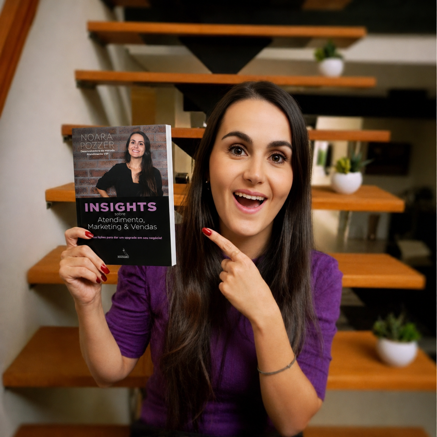 Noara Pozzer segurando o livro Insights sobre Atendimento, Marketing e Vendas